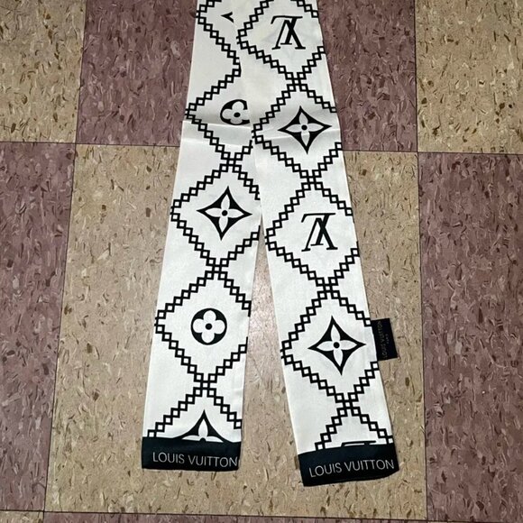 Preowned Excellent Condition Louis Vuitton Monochrome Patterned Scarf - Picture 1 of 2